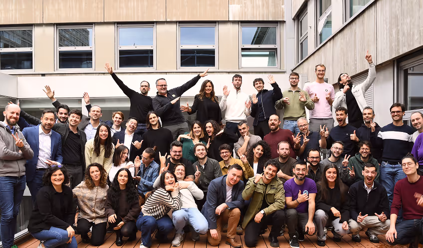 Groupe de personnes réunies autour du HUB612
